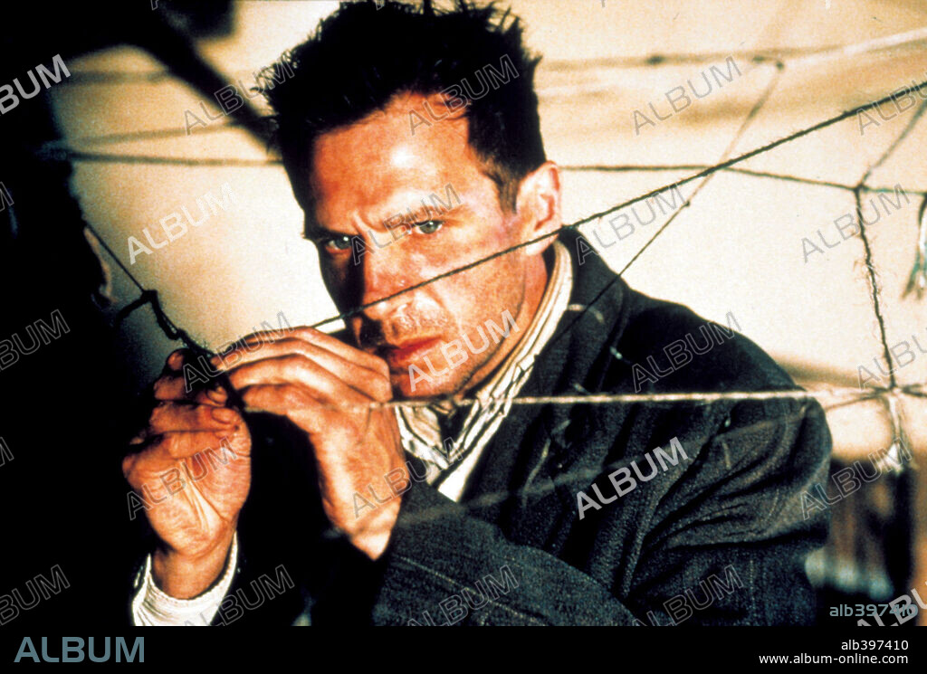 RALPH FIENNES en SPIDER, 2002, dirigida por DAVID CRONENBERG. Copyright SONY PICTURES CLASSICS.