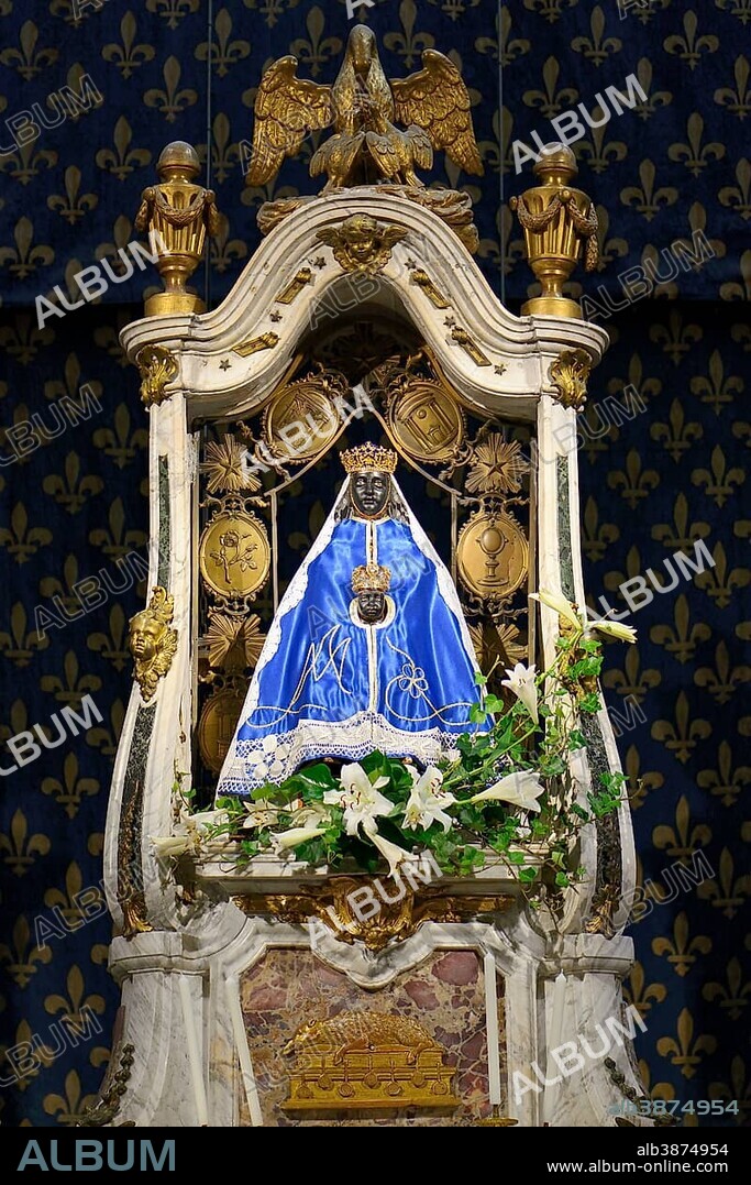 Black Madonna, Cathedral of Our Lady of Le Puy-en-Velay or Cathédrale Notre-Dame du Puy, Le Puy-en-Velay, Haute Loire, Auvergne, France, Europe.