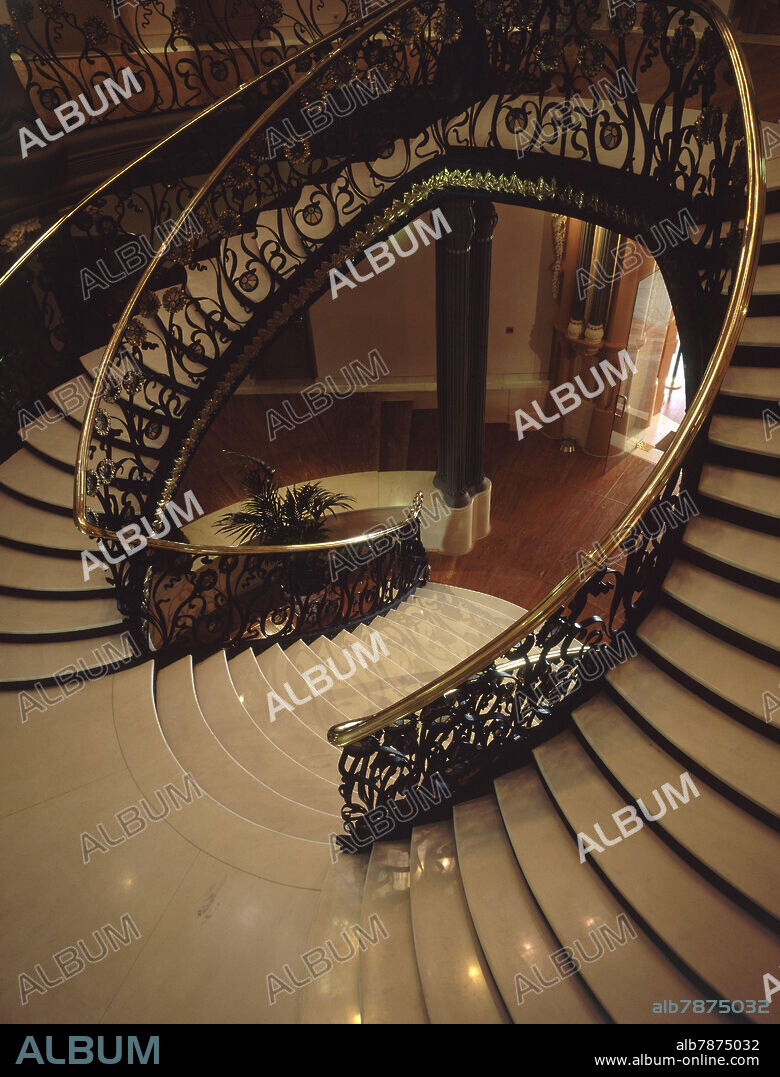 JOSÉ GRASES RIERA. INTERIOR-ESCALERA PRINCIPAL MODERNISTAS CON BARANDILLA DE BRONCE-1902-3.