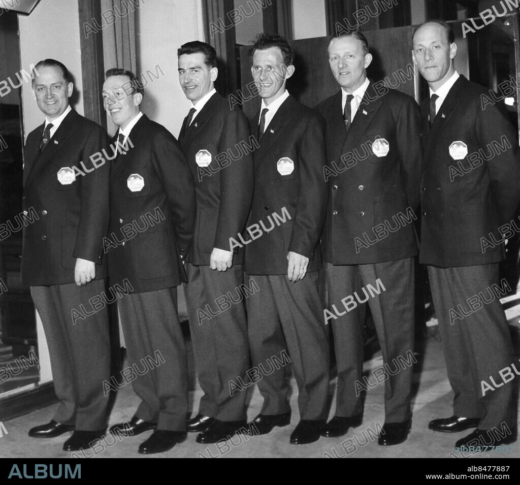 STOCKHOLM 1959-02-16.. Den svenska skidtruppen till Squaw Valley (USA) och Sapporo (Japan) får sina nya uniformer på NK. Så här ter sig sexmannatruppen i kostym, från vänster Nils Stenberg, Rolf Rämgård, Per-Erik Larsson, Sixten Jernberg, Sigge Bergman och docent Per Åstrand.. Foto: Roland Rygin / AB Text & Bilder / SVT / Kod: 5600. Mapp: Jernberg, Sixten -B. På rad Sextett.