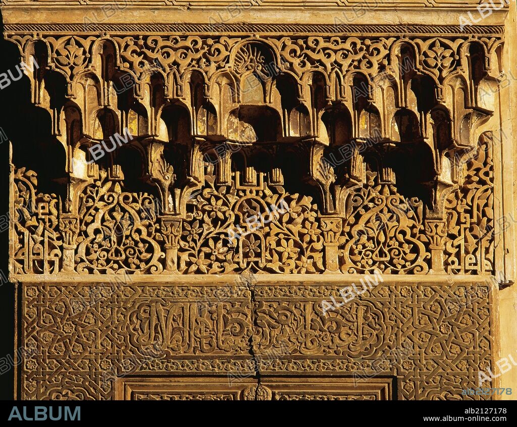 ARTE ISLAMICO. ESPAÑA. EPOCA NAZARI. SIGLO XIV. LA ALHAMBRA. PALACIO REAL. Detalle de atauriques de yeseria y mocárabes que decoran el interior de las estancias de la Casa Real Nasri. GRANADA. Andalucia.