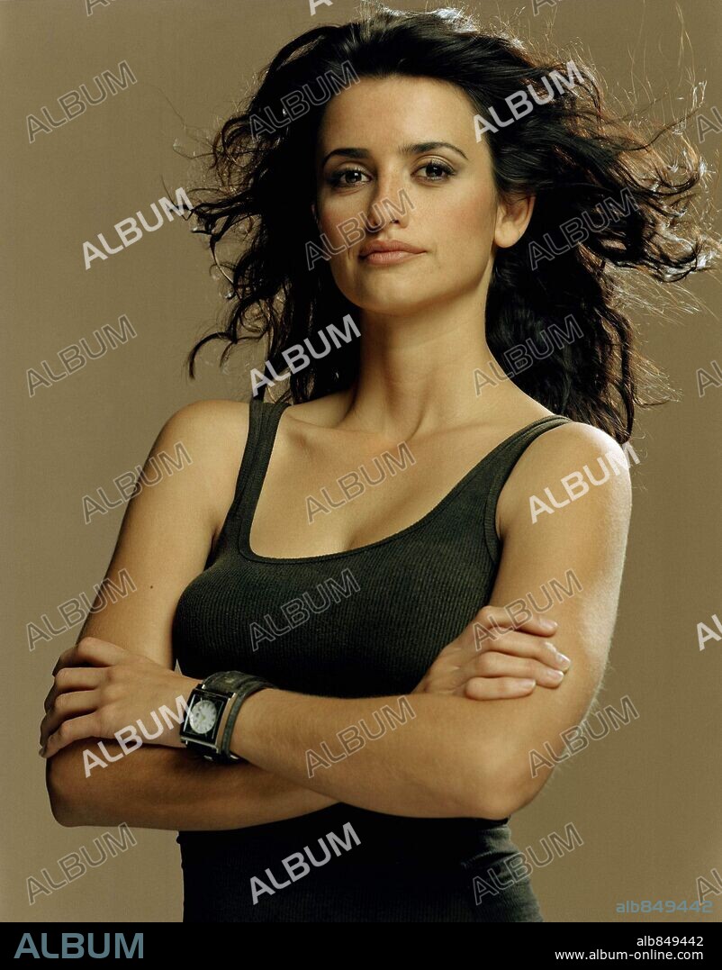 PENELOPE CRUZ in SAHARA, 2005, directed by BRECK EISNER. Copyright PARAMOUNT PICTURES.