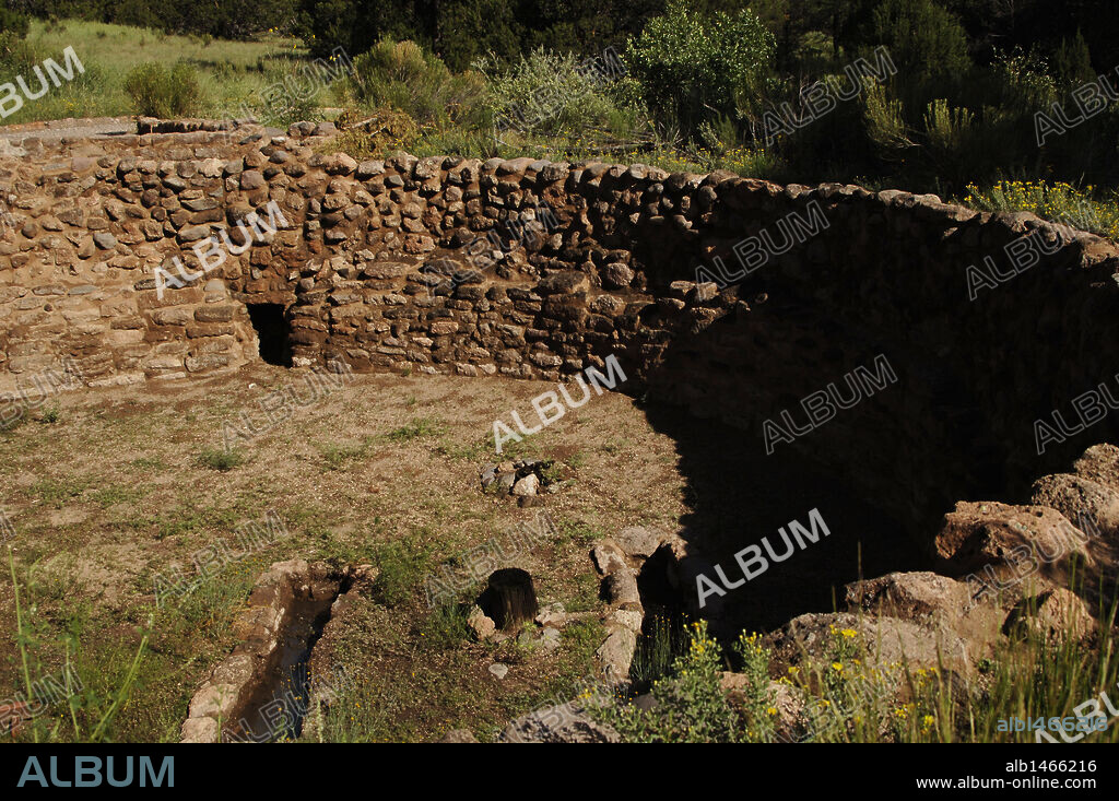 ARTE PREHISTORICO. NEOLITICO. AMERICA. CULTURA ANASAZI. Ancestros de los Indios Pueblo. MONUMENTO NACIONAL BANDELIER (BANDELIER NATIONAL MONUMENT). Vista de la GRAN KIVA, donde se celebraban las ceremonias rituales. Estado de Nuevo México. Estados Unidos.