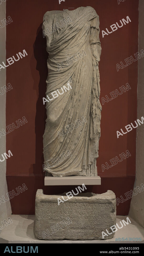 Período Imperial Romano. Estatua de mármol blanco sin cabeza, de dimensión algo mayor que el tamaño natural. Probablemente representa un Augusta (título dado a los miembros de la familia imperial). Época julio-claudia, siglo I d.C. Se desconoce con exactitud su procedencia. Museo Arqueológico de Gozo. Cittadella de Victoria. Gozo. Malta.