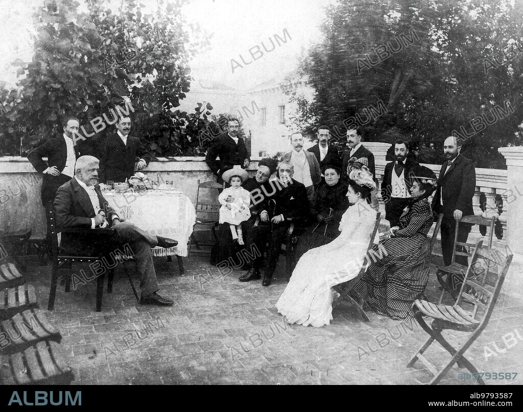July 7, 1900. Mr. Práxedes Mateo Sagasta on the terrace "Black and white" - Standing: Luis Romea, José de Rouere, Luis Gabaldón, Torcuato Luca de Tena, José Campo Moreno, Joaquín Xaudaró, Enrique Contreras y Camargo and the administrator Esteban Carrasco. Seated: Juan Ignacio Luca de Tena with his grandmother Materna, Mrs. widow of García Torres, Mr. Práxedes Mateo Sagasta, Mrs. L. Serrano de León y Llerena, Mrs. Esperanza Sagasta and in the foreground To the right Mrs. Esperanza García de Torres de Luca de have.
