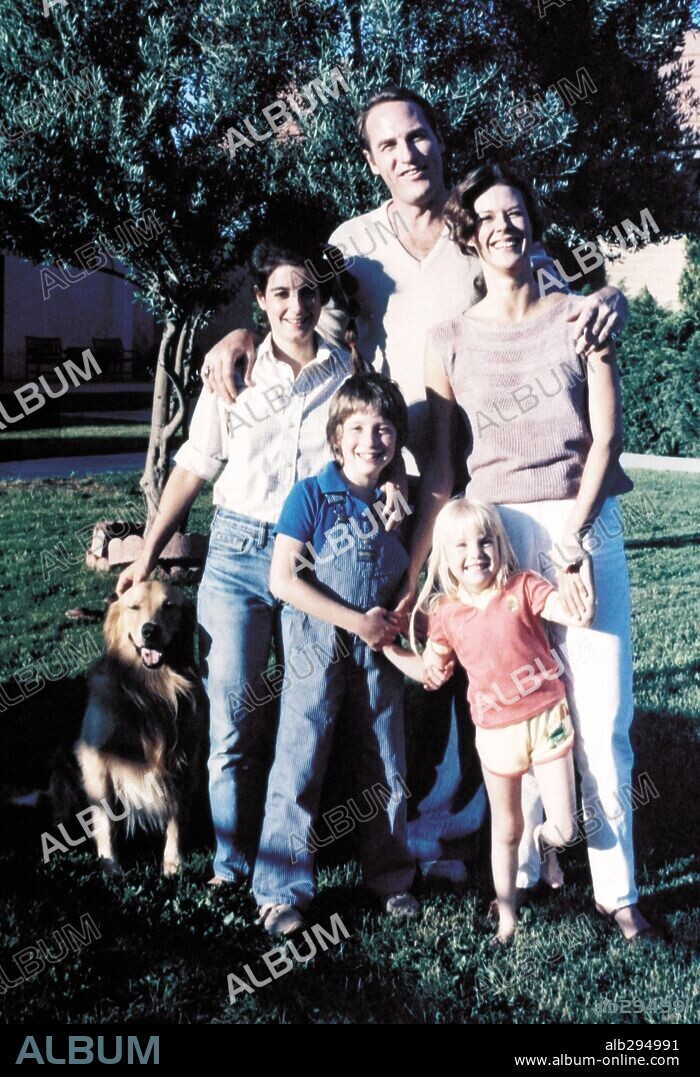 CRAIG T. NELSON, HEATHER O'ROURKE y JOBETH WILLIAMS en POLTERGEIST, 1982, dirigida por TOBE HOOPER. Copyright M.G.M/UNITED ARTIST.