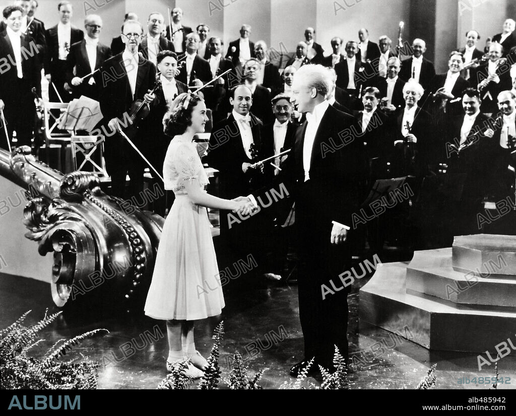 DEANNA DURBIN y LEOPOLD STOKOWSKI en LOCA POR LA MÚSICA, 1937 (ONE HUNDRED MEN AND A GIRL), dirigida por HENRY KOSTER. Copyright UNIVERSAL PICTURES.