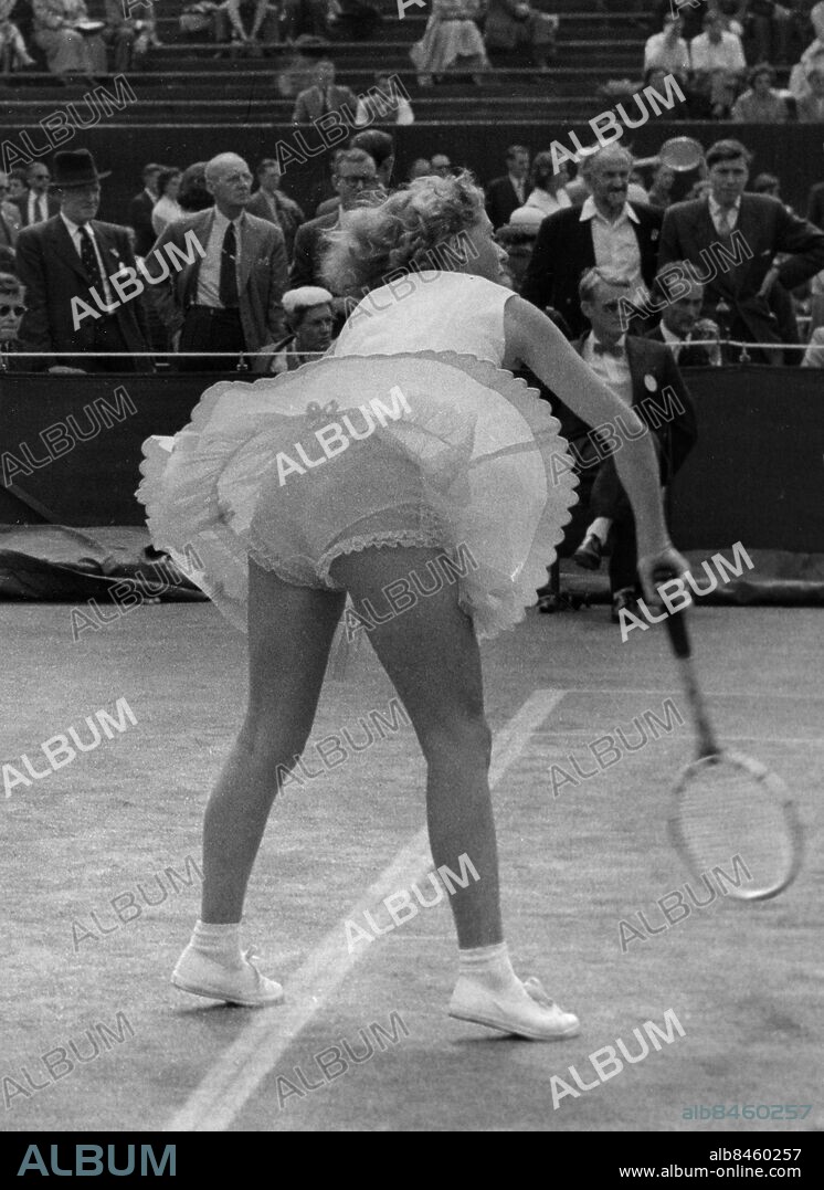 ARKIV 1955. Lea Pericoli, italiensk mästarinna i tennis, uppmärksammades, inte minst i Wimbledon, för sin klädstil. Foto: Pressens Bild Kod: 190. SCANPIX SWEDEN.