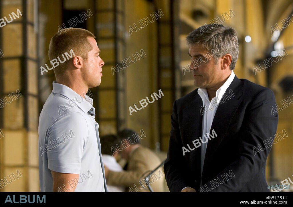 BRAD PITT y GEORGE CLOONEY en OCEAN'S TWELVE, 2004, dirigida por STEVEN SODERBERGH. Copyright WARNER BROS. PICTURES.