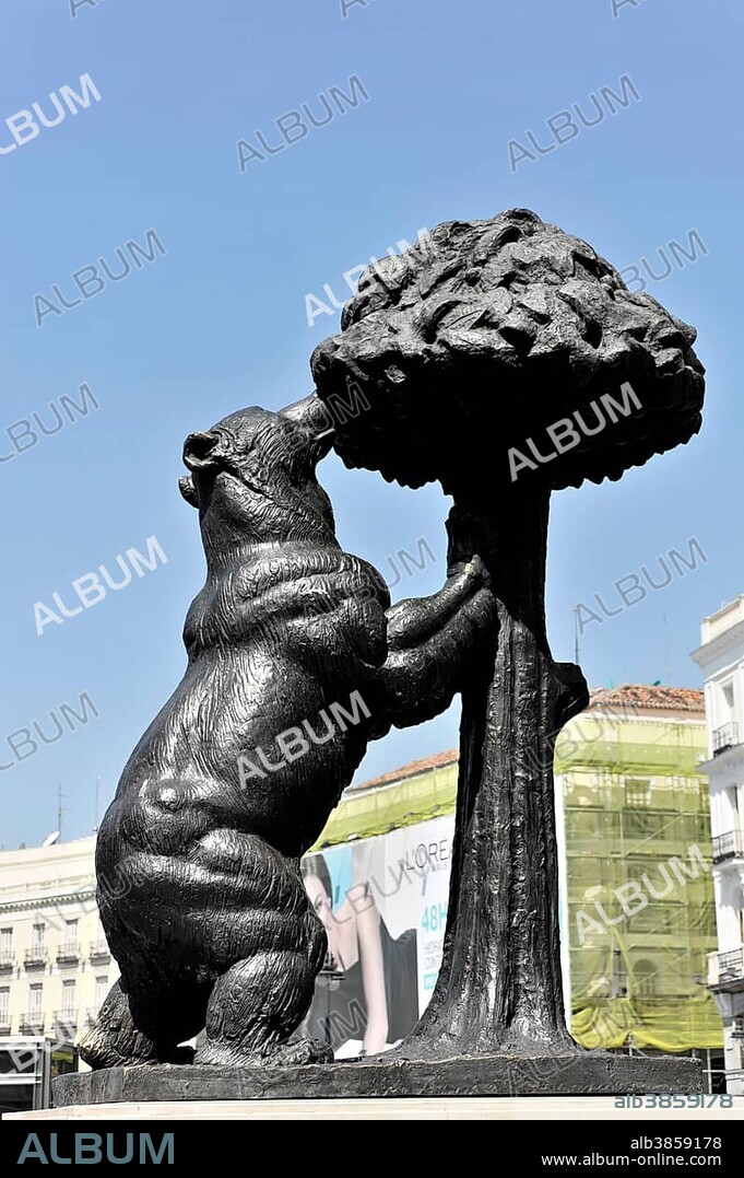 Bronze statue, monument, El Oso y el Madrona, The Bear and the Strawberry Tree, landmark of the city of Madrid, Plaza Puerta del Sol, Madrid, Spain, Europe.