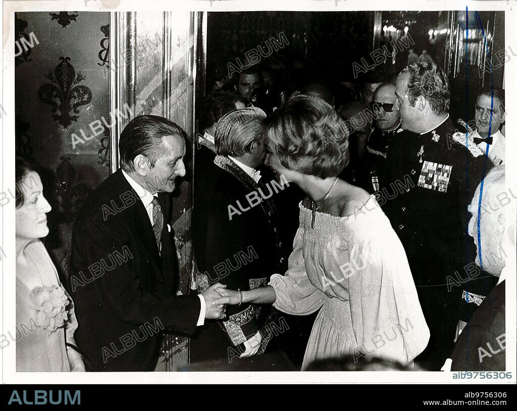 Madrid, 24/06/1978. Fernández-Miranda saluda a Doña Sofía en presencia de Don Juan Carlos con motivo de la recepción ofrecida por los Reyes en el Palacio Real.