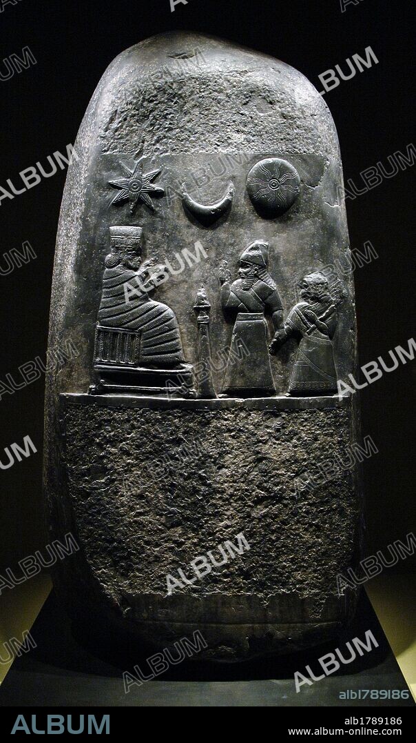 ARTE MESOPOTAMICO. EPOCA CASITA. KUDURRU (Estela) DE MELI-SHIPAK, REY DE BABILONIA (1186-1172 a. C.) CONMEMORANDO UNA DONACION DE TIERRAS A SU HIJA HUNNUBAT-NANAYA. Piedra calcárea gris. Procede de Susa. Museo del Louvre. París. Francia.