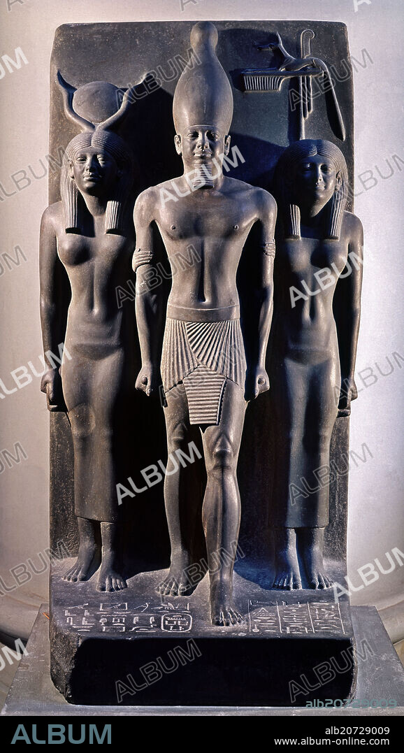 TRIADA DE MICERINOS 2539-2511 AC. (HATOR, MICERINOS, ASSIUT) IV DINASTIA. PROCEDE DE GIZEH. ESQUISTO.