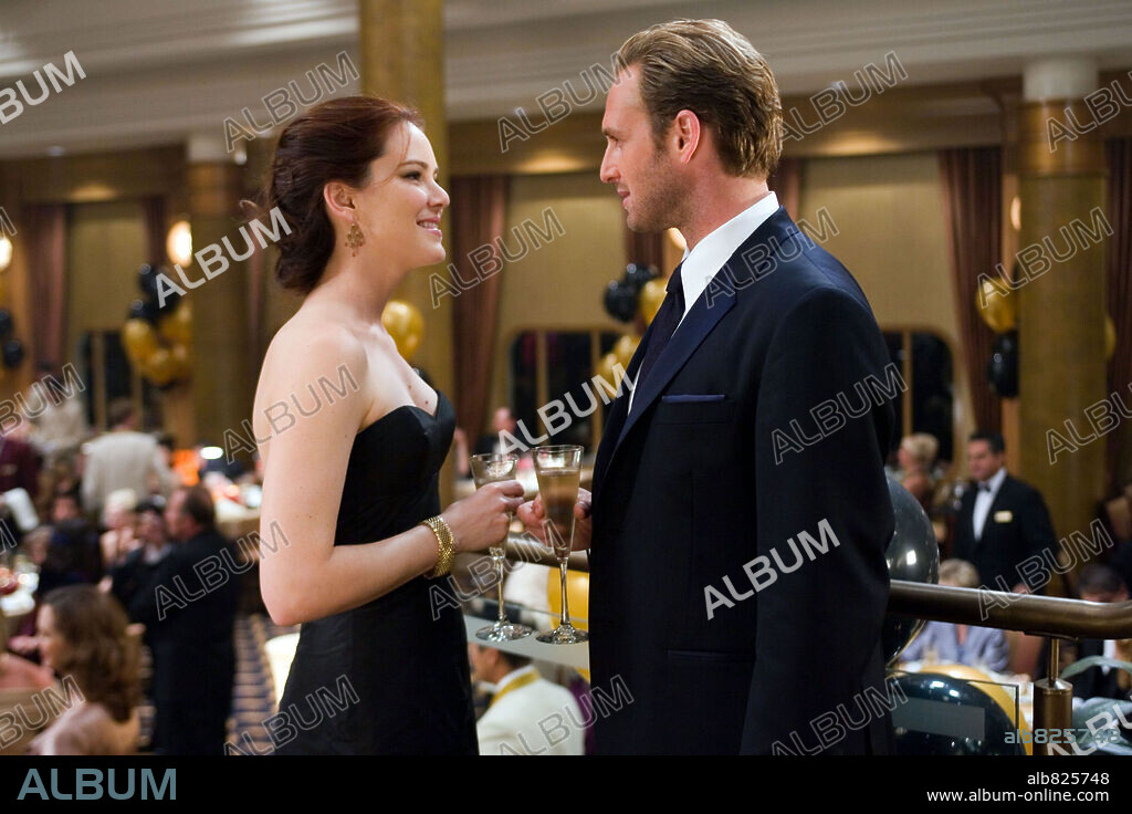 JACINDA BARRETT and JOSH LUCAS in POSEIDON, 2006, directed by WOLFGANG PETERSEN. Copyright WARNER BROS.