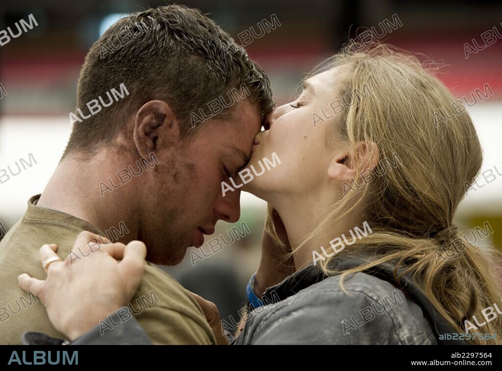 AARON TAYLOR-JOHNSON and ELIZABETH OLSEN in GODZILLA, 2014, directed by GARETH EDWARDS. Copyright WARNER BROS.