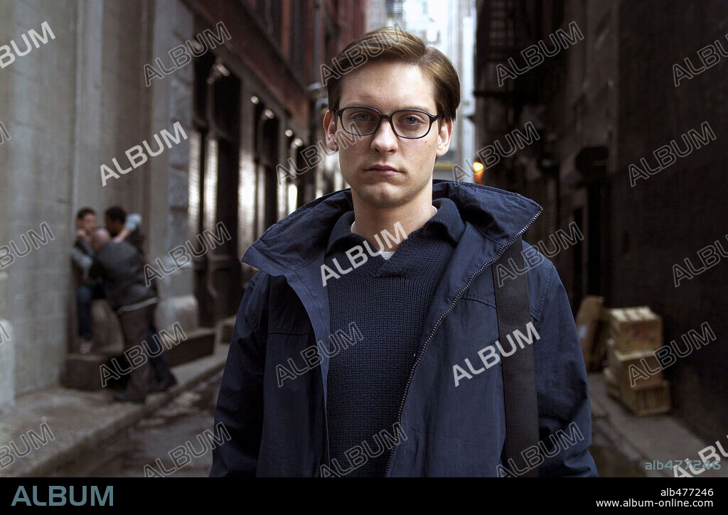 TOBEY MAGUIRE in SPIDER-MAN 2, 2004, directed by SAM RAIMI. Copyright COLUMBIA PICTURES/MARVEL ENTERTAINMENT.