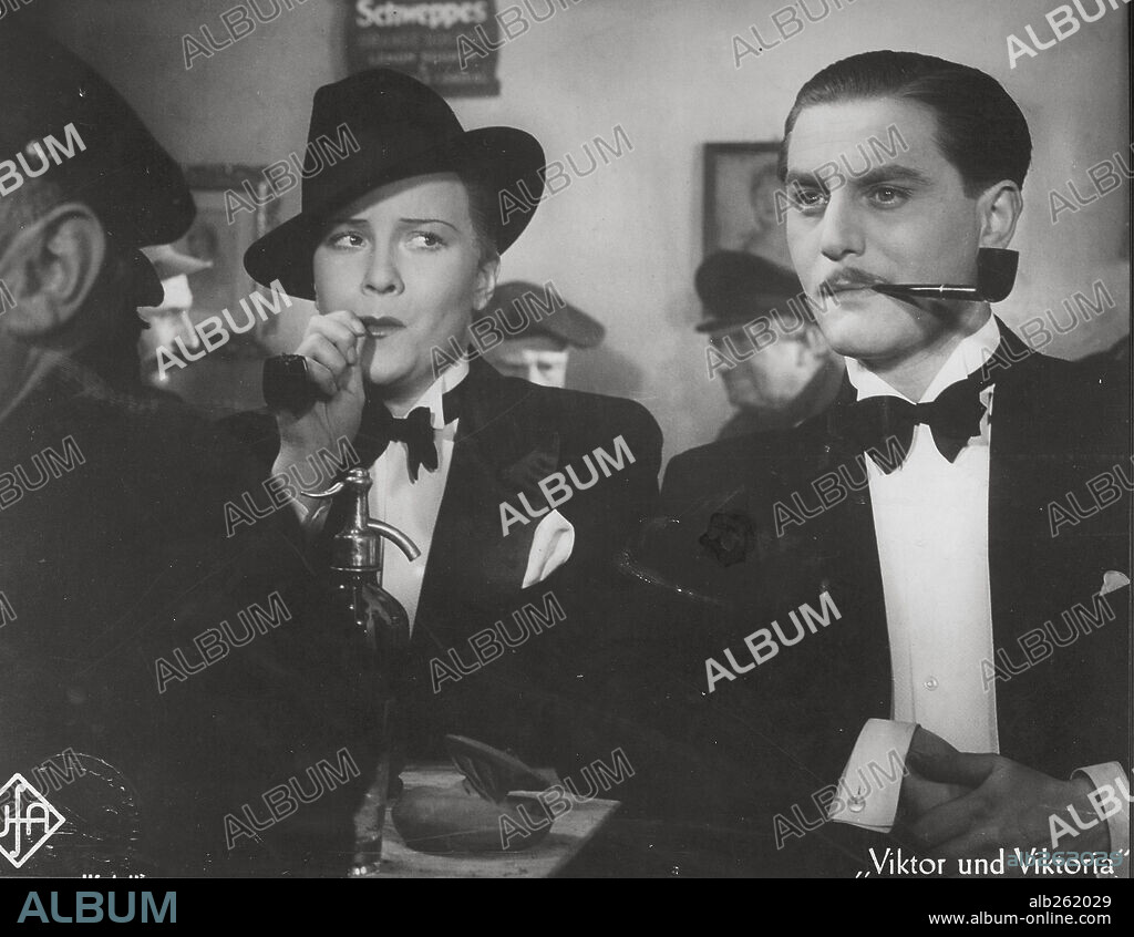 ANTON WALBROOK in VIKTOR UND VIKTORIA, 1933. Copyright U.F.A.