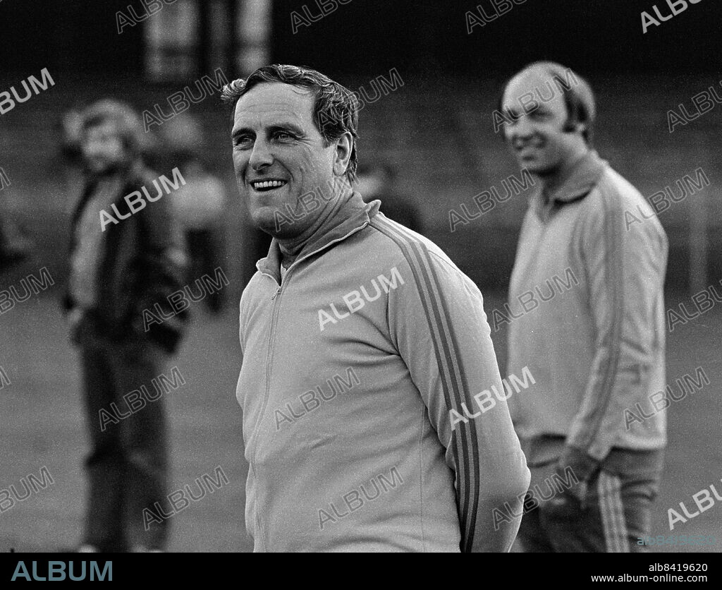 1976-10-08. Förbundskapten Georg "Åby" Ericson och Lars "Laban" Arnesson tränar det svenska landslaget i fotboll. Foto: Torbjörn Andersson / EXP / TT / Kod 4 . ** AFTONBLADET OUT **.