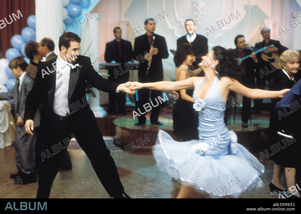 GIA CARIDES and JOEY FATONE in MY BIG FAT GREEK WEDDING, 2002, directed by JOEL ZWICK. Copyright IFC FILMS.