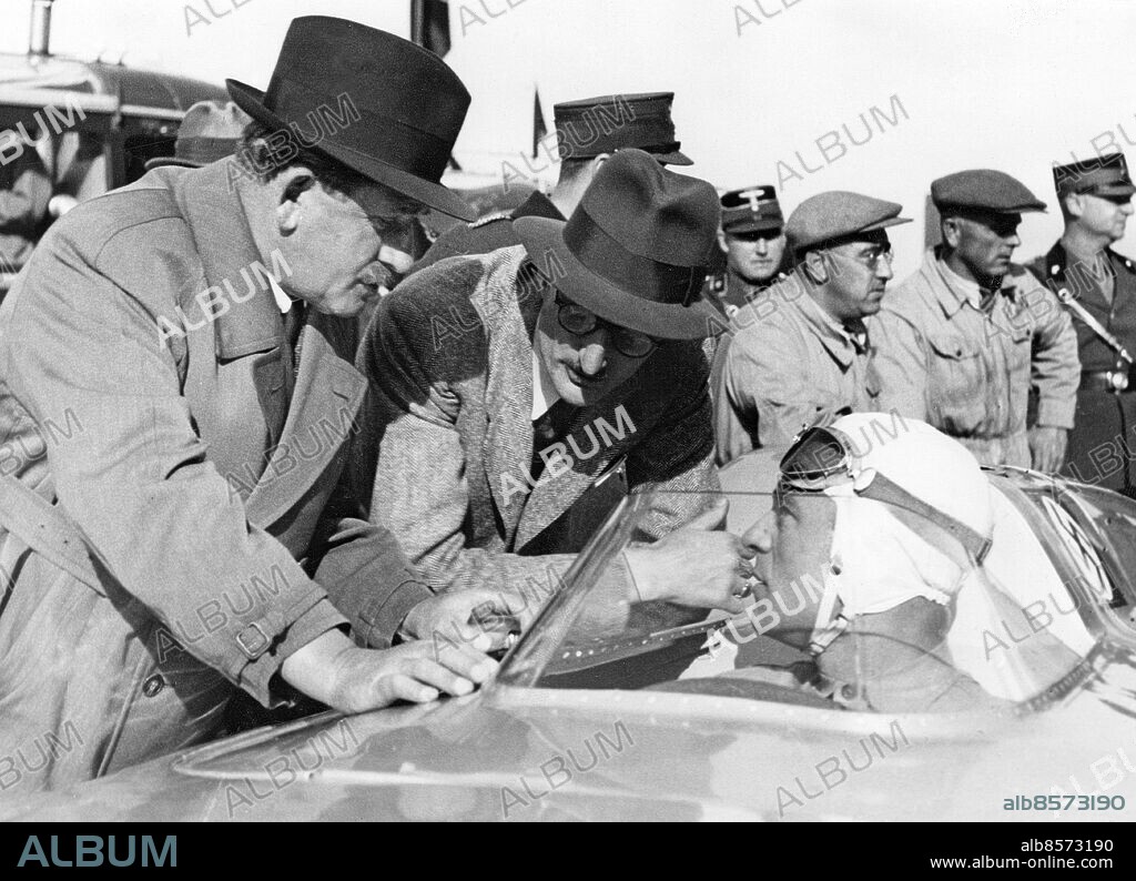 TYSKLAND 1937-10-25. Orig. bildtext... DIE INTERNATIONALE REKORDWOCHE GESTARTET: ROSEMEYER SCHAFFTE 405,148 STDKM U.B.z.: Bernd Rosemeyer berichtet dem bekannten Konstruckteur Dr. Porsche seine Erfahrungen aus den einzelnen Rekordfahrten. Foto: Scherl Bilderdienst / AB Text & Bilder / SVT / Kod: 5600 Mapp: Rosemeyer, Bernd B Rosemeyer, 1909-1938, tysk racerförare, död i olycka vid försök att slå hastighetsrekord 28/1 1938. persons: BERND ROSEMEYER;FERDINAND PORSCHE sites: TYSKLAND.