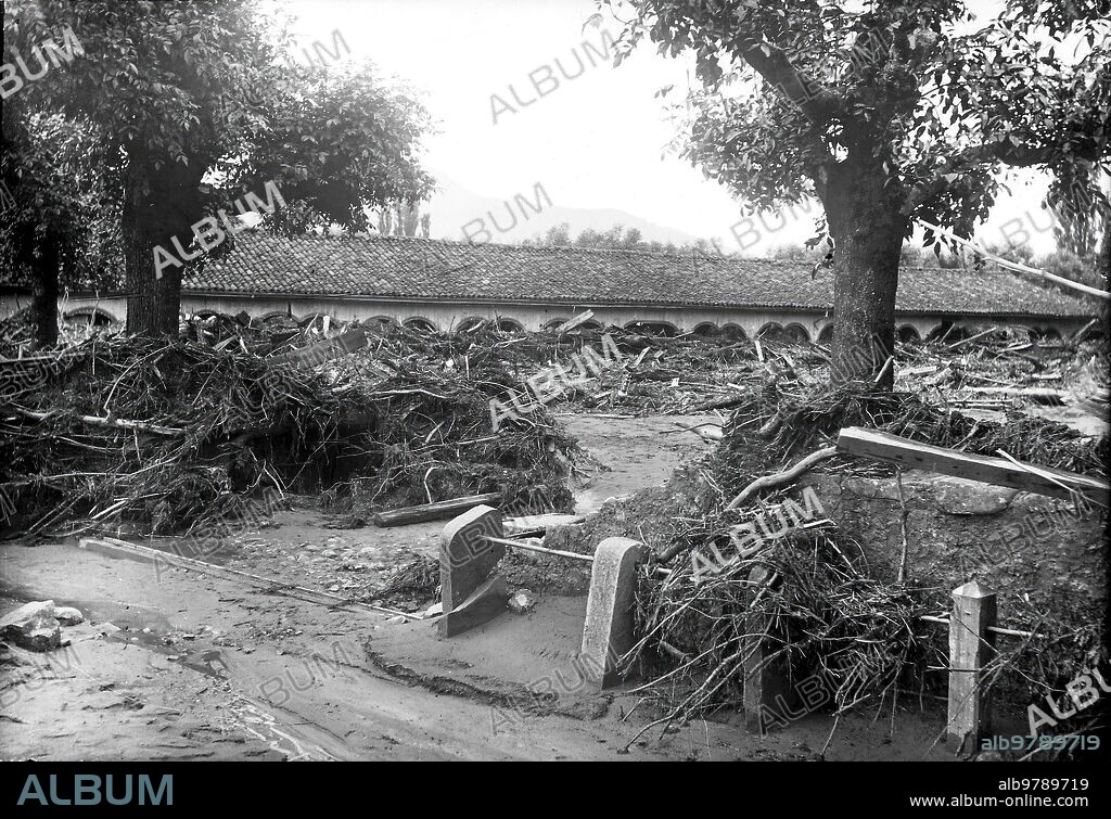 Junio 1913. Las Inundaciones en Navarra. Plaza del mercado de Ganados de Elizondo, cubierta de Broza, después de la Tremenda inundación Reciente. Foto: Félix mena.