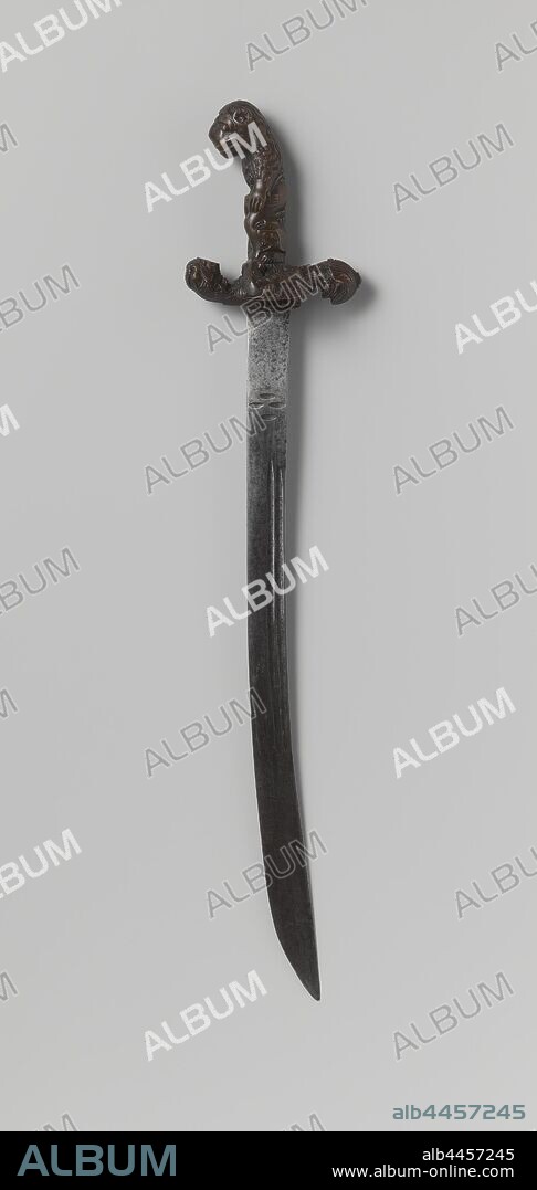 Small Saber, Small Saber (Hack). Found: Dark brown horn hilt in the shape of a lion standing on its hind legs with a predator (wolf?) Lying on the ground. Parierang with lion heads at the ends. Kling: Edging. Two channels. The blade has four horizontal notches., anonymous, Indie (possibly), 1500 - 1625, kling, greep, forging, l 62.5 cm w 12 cm × h 7.5 cm l 48 cm.
