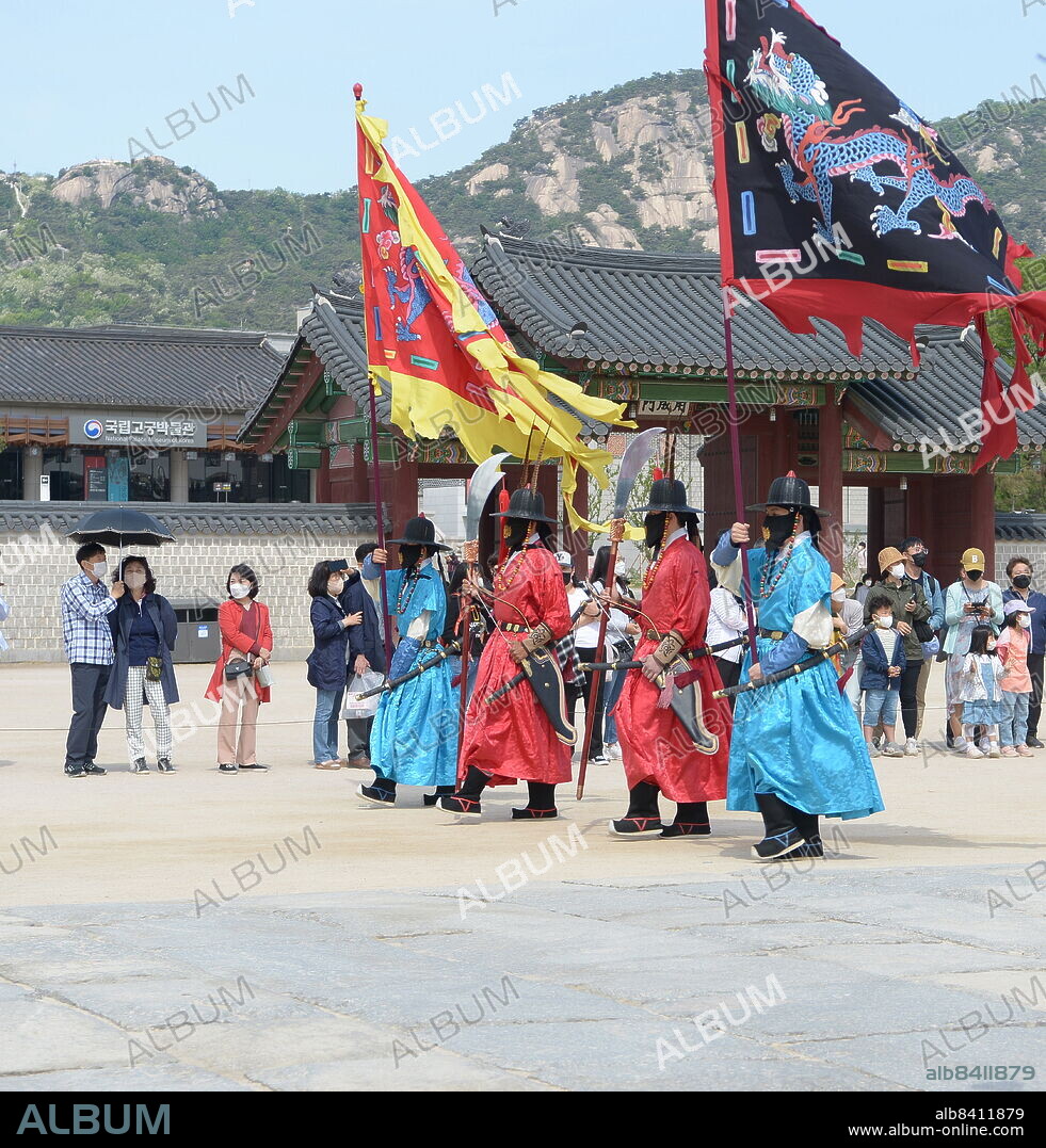Masked soldiers during the Covid-19 pandemic at the Gyeongbokgung Palace, in Seoul, main royal palace of the Joseon dynasty. Built in 1395, it is located in northern Seoul, South Korea.