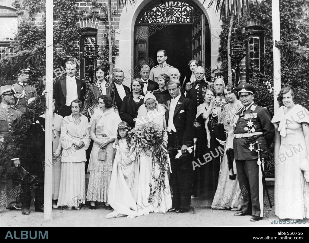 ARKIV 1933-06-17 Hermann Göring är andre från höger på gruppfoto efter bröllopet mellan Görings svåger greve Eric von Rosens brorsdotter Birgitta von Rosen och den tyske industrimannen Alber Nestler, mitten, i Helgesta kyrka, Södermanland 1933. Hermann Goring second man from right on gropu photo outside Helgesta church in Sweden after the marriage of Birgitta von Rosen, relative of Goring's diseased wife Carin, and German industrialist Alber Nestler June 17 1933. Foto: Pressens Bild / TT / Kod: 190.