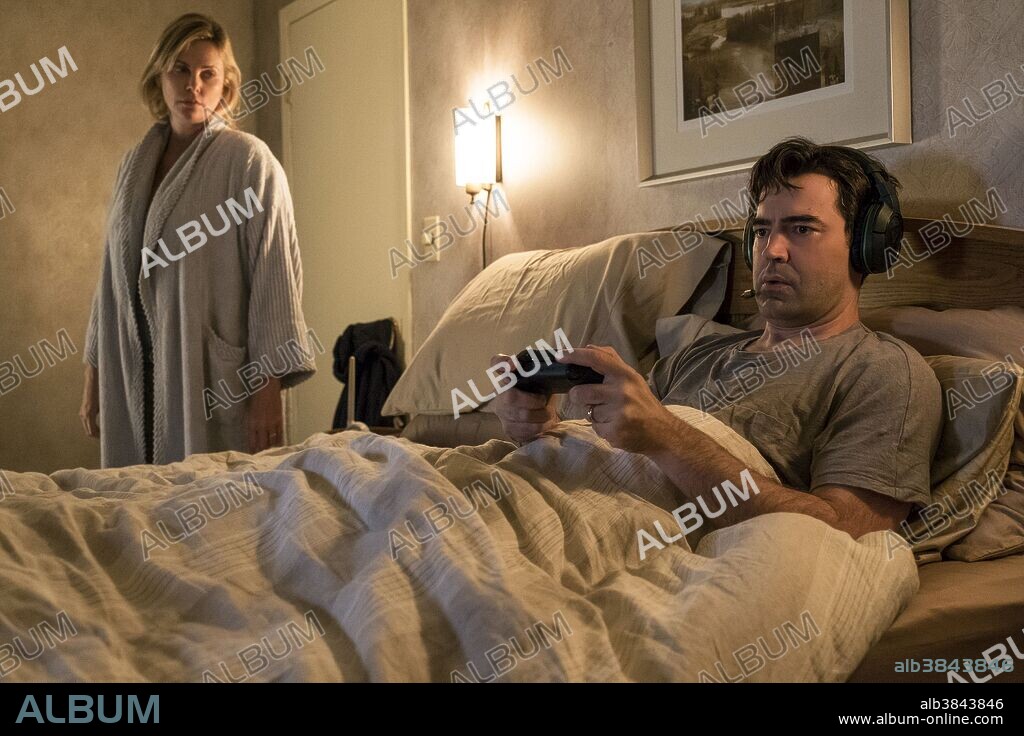 CHARLIZE THERON and RON LIVINGSTON in TULLY, 2018, directed by JASON REITMAN. Copyright Bron Studios / Right Way Productions / Denver and Delilah Pr.