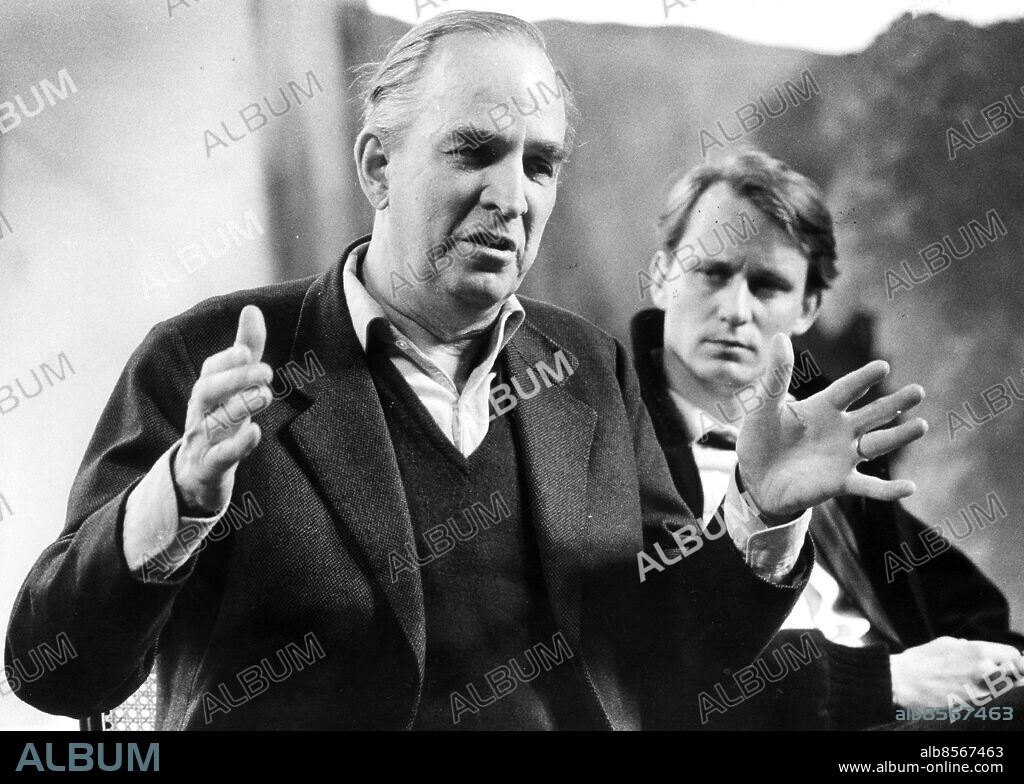Regissören Ingmar Bergman talar och visar med armarna - . i bakgrunden ses Stellan Skarsgård - . Ingmar Bergman regissör Fårö sit portr 1983 - . (c) Jan Forsman / Sydsvenskan / IBL.