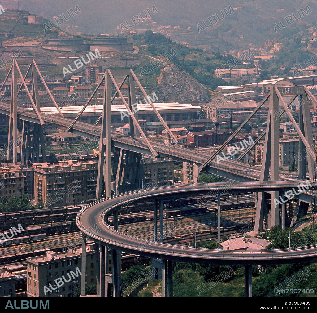 RICARDO MORANDI. VIADUCTO POLCEVERA PUENTE MONARDI O PONTE DE LA CONDOTTE EN LA AUTOPISTA A10 SOBRE LAS VIAS ARROYO POLCEVERA Y LAS VIAS DEL TREN - FOTO AÑOS 60.