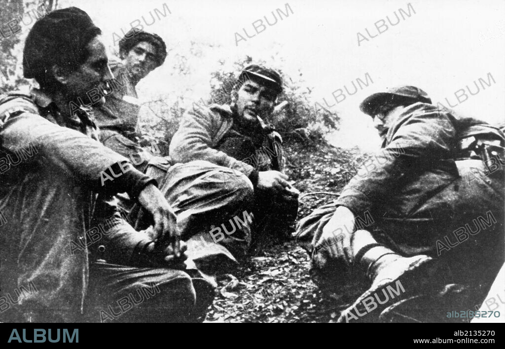 Cuban Revolution. Fidel Castro (Right) And Che Guevara (Center) In The Sierra Maestra. (Photo by: Sovfoto/UIG via Getty Images).