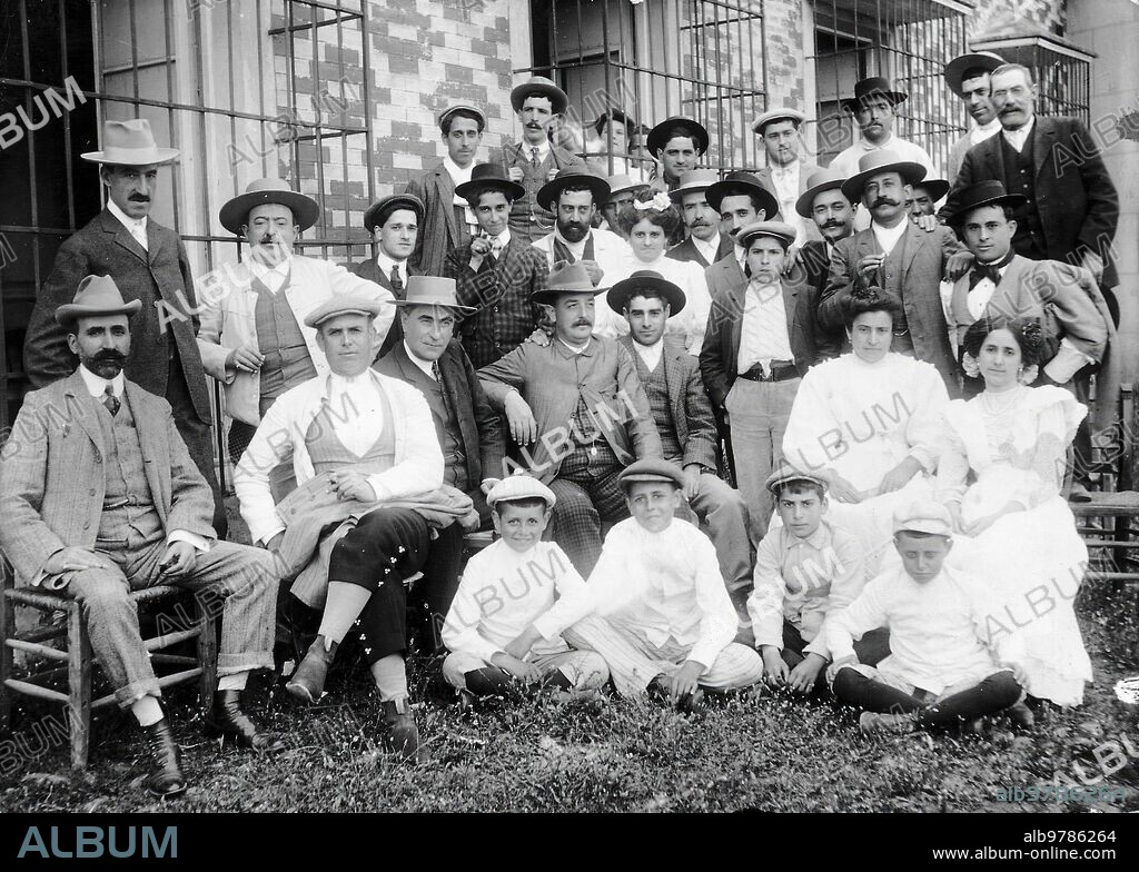 18 mayo 1909. Guerrita, Lagartijo y Corchaito en la finca el Capricho, Próxima A Alcolea, de D. Antonio Guerra Bejarano, después de Verificarse la tienta de Vacas Bravas el 19 del Corriente, en la que Demostró Guerrita sus Inmejorables Cualidades Taurinas.  A la Izquierda, con bigote y barba el presidente del club Guerrita, Rafael González.