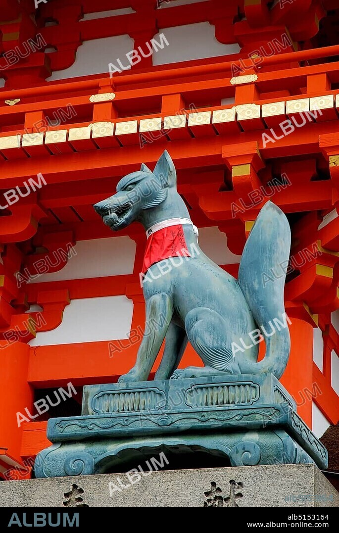 Fox statue with rice ball in mouth, Fushimi Inari shrine, Kyoto, Japan, Asia.