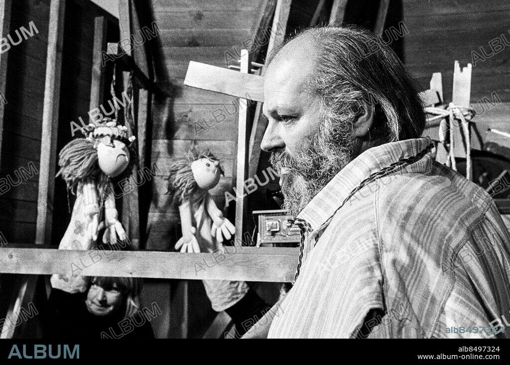 1972-09-22.. Inspelning av BEPPES GODNATTSTUND. Barnprogram i TV.. Sänt första gången 1972-10-23.. Här ses Beppe Wolgers med dockorna Kraman och Busan.. Foto: Bo-Aje Mellin / RiR / SVT / Kod: 5600. Notis publ. i RiR 44/72 sid. 54-55.. RiR 20633 sv/v neg   . Profiler Scenografi Dekor.