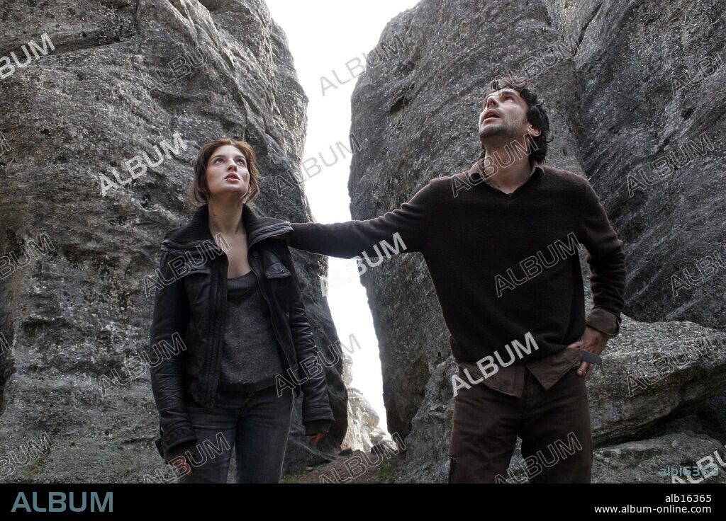 LEONARDO SBARAGLIA and MARIA VALVERDE in KING OF THE HILL, 2007 (EL REY DE LA MONTAÑA), directed by GONZALO LOPEZ-GALLEGO. Copyright FOODFELLAS/DECONTRABANDO/TELECINCO.