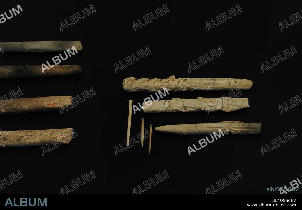 ARTE PREHISTORIA. Paleolítico Superior. Industria lítica realizada por el Homo Sapiens (Cro-magnon). Herramientas de hojas de sílex y huesos de animales. Museo Nacional. Copenhague. Dinamarca.