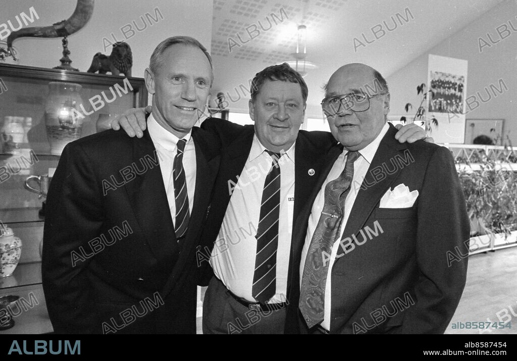 Göteborg 1990-10-31 - Björn Nordqvist och Lars-Gunnar Björklund gratulerar Gunnar Gren på dennes 70-årsdag - *** Local Caption *** GP. KAMERAREPORTAGE.
