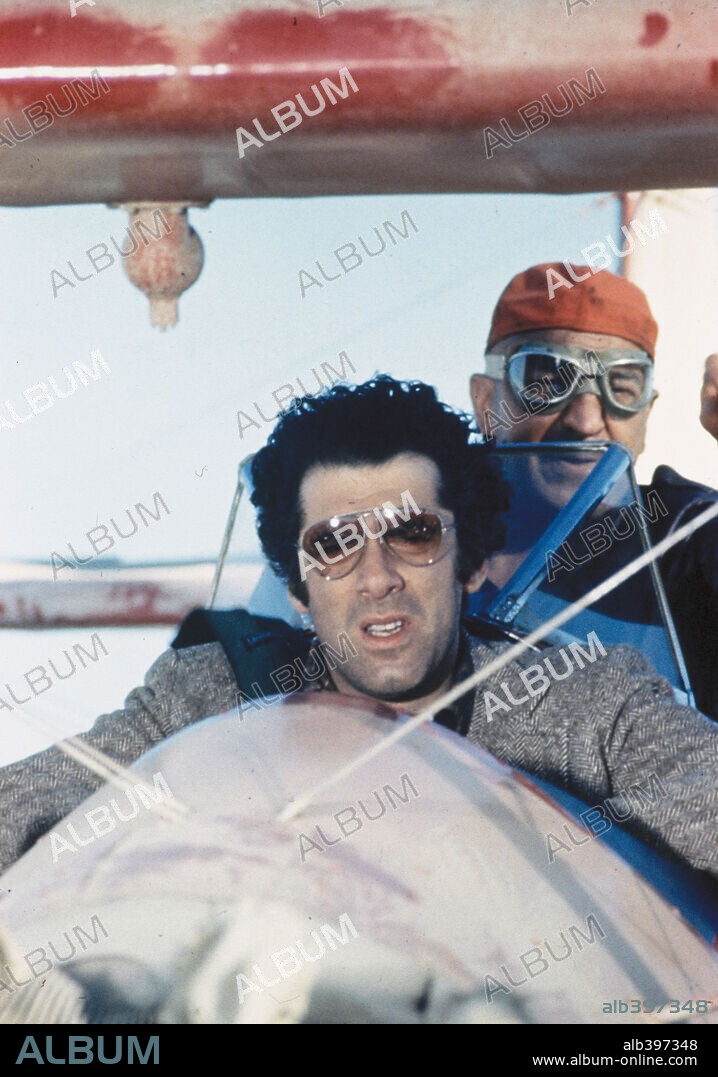 ELLIOTT GOULD y TELLY SAVALAS en CAPRICORNIO UNO, 1978 (CAPRICORN ONE), dirigida por PETER HYAMS. Copyright ASSOCIATED GENERAL/LEW GRADE.