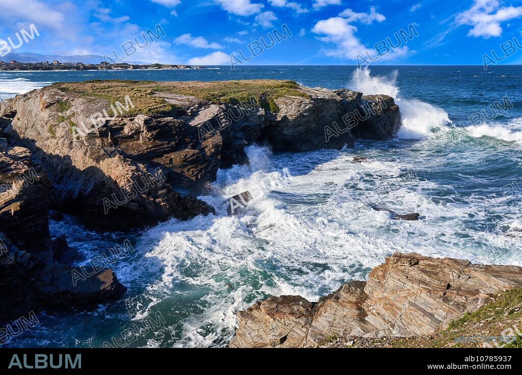 Playa de las Catedrales, monumento natural ubicado en la formación geomorfológica Rasa Cantábrica, en la provincia de Lugo. Se trata de una superficie plana situada entre el mar Cantábrico y las estribaciones montañosas, generando de esta manera un tipo de costas lineal en donde destaca la formación de playas a pié de acantilado y arenales separados a menudo por farallones. También es conocida como As Cátedras, Lugo, Galicia, Spain.