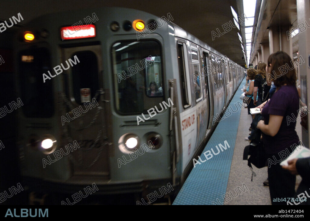 ESTACION DE METRO. Convoy entrando en la estación y viajeros esperando en el andén. CHICAGO. Estado de Illinois. Estados Unidos.