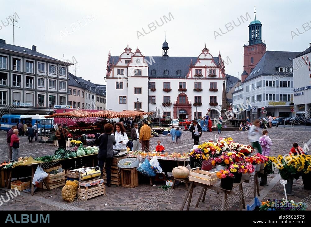 Darmstadt (Hessen), Marktplatz. Blick über den Marktplatz nach Süden auf das Rathaus (1590 begonnen) und den Turm der Stadtkirche (15. Jh.). Foto (Florian Monheim).