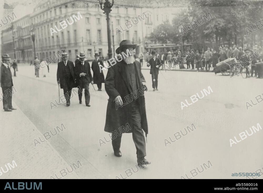 Bernstein, Eduard. German theoretician and politician (from 1872 Social Democrat); Berlin 6.1.1850 - ibid. 18.12.1932. Bernstein on his way to the Reichstag. Photo, 25.6.1920.