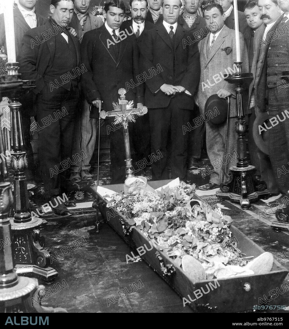 26 abril 1909. Madrid. La muerte de Lagartijilla. - Compañeros y Amigos del desdichado torero Velando su cadáver en la enfermería de la plaza de Toros.