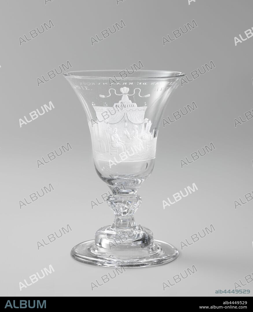 Wine glass with a lying-in chamber Small goblet with a delivery room and the inscription: THE WELFARE OF THE WOMEN AND THE CHILD, Bell-shaped arched foot. Short railing stem with air bubbles. Bell-shaped chalice with the engraved representation of a childbed and the inscription: THE WELFARE OF THE WOMEN AND THE CHILD, lying-in cream, anonymous, c. 1725 - c. 1750, glass, glassblowing, h 16 cm × d 10.2 cm.