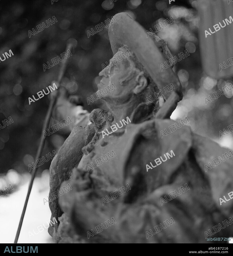 AURELIO CARRETERO. DETALLE DEL MONUMENTO A ANDRES TORREJON ALCALDE DE MOSTOLES PRIMER PUEBLO QUE SE LEVANTO CONTRA LOS FRANCESES - 1908 - B/N - AÑOS 60.
