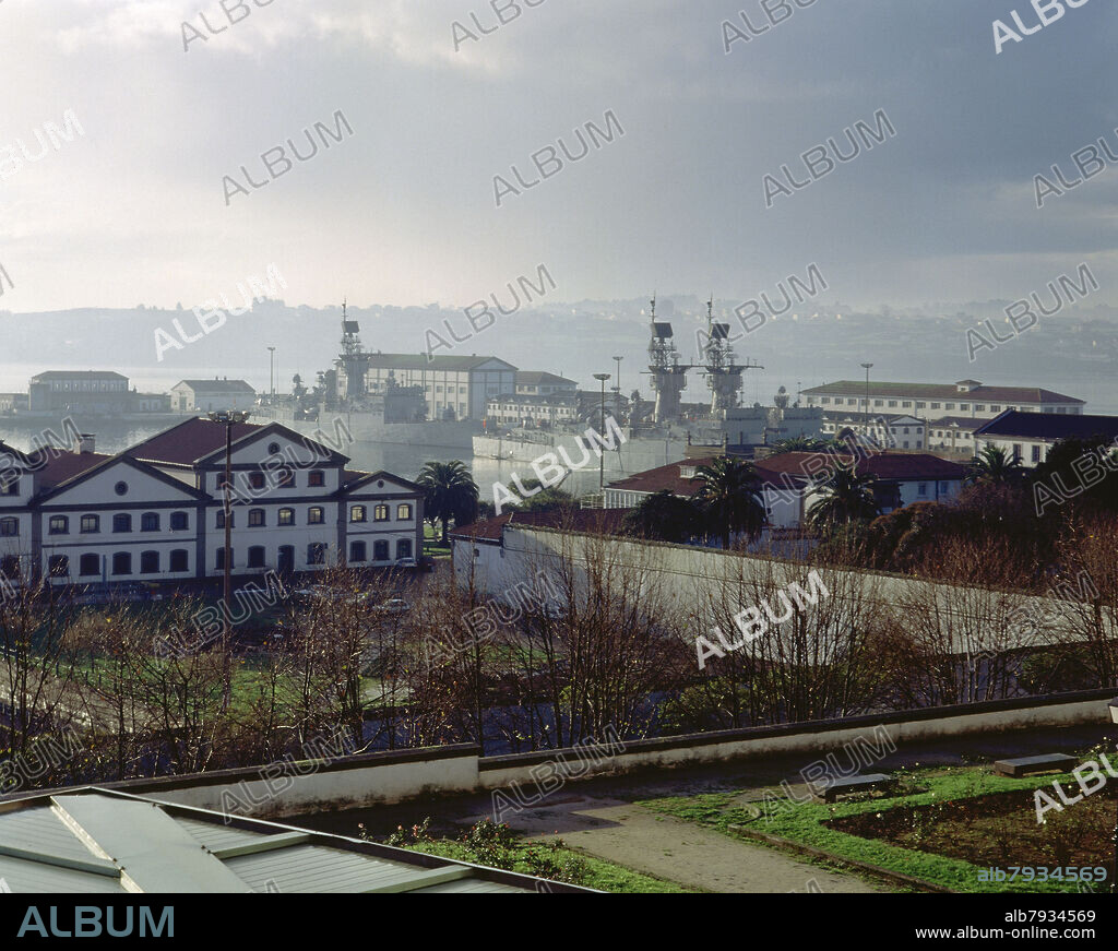 VISTA GENERAL CON EL CUARTEL Y BARCOS DE LA MARINA ESPAÑOLA AL FONDO - FOTO AÑOS 90 -.