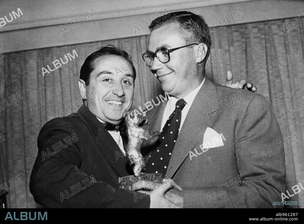 CESAR ARDAVIN en MISC: FESTIVALES DE CINE, 1994. El director español, César Fernández Ardavín, recibiendo un oso de oro en el Festival de cine de Berlín de1959, por su adapatación cinematográfica de El lazarillo de Tormes.