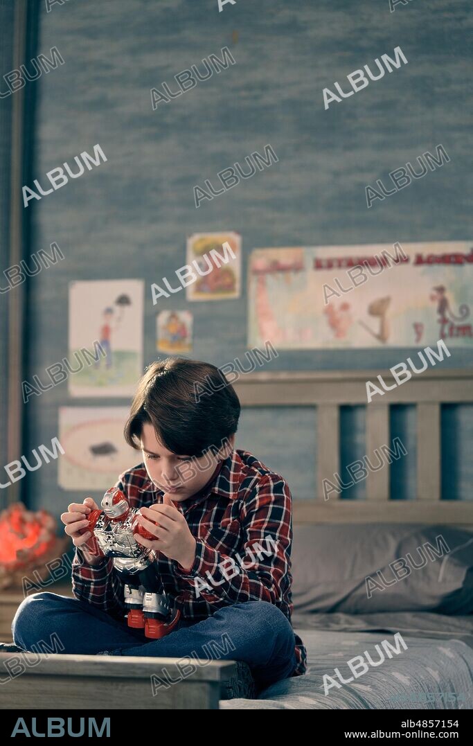 LUCAS BLAS en VOCES, 2020, dirigida por ANGEL GOMEZ HERNANDEZ. Copyright ESTUDIO V/ FEELGOOD/LE NUBE STUDIO/RTVE.