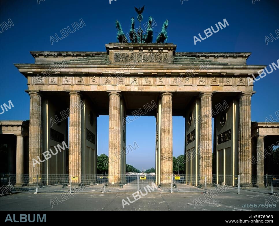 Berlin, Brandenburg Gate. (1788-91 build by C.G.Langhans, Quadriga 1793 by J.G. Schadow). View of the central building seen from the east. Photo, 30 July 1991 (Dieter E. Hoppe).